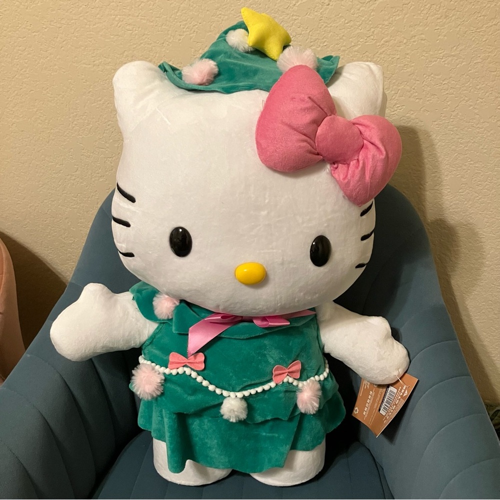 NWT Hello Kitty Christmas Holiday Greeter
